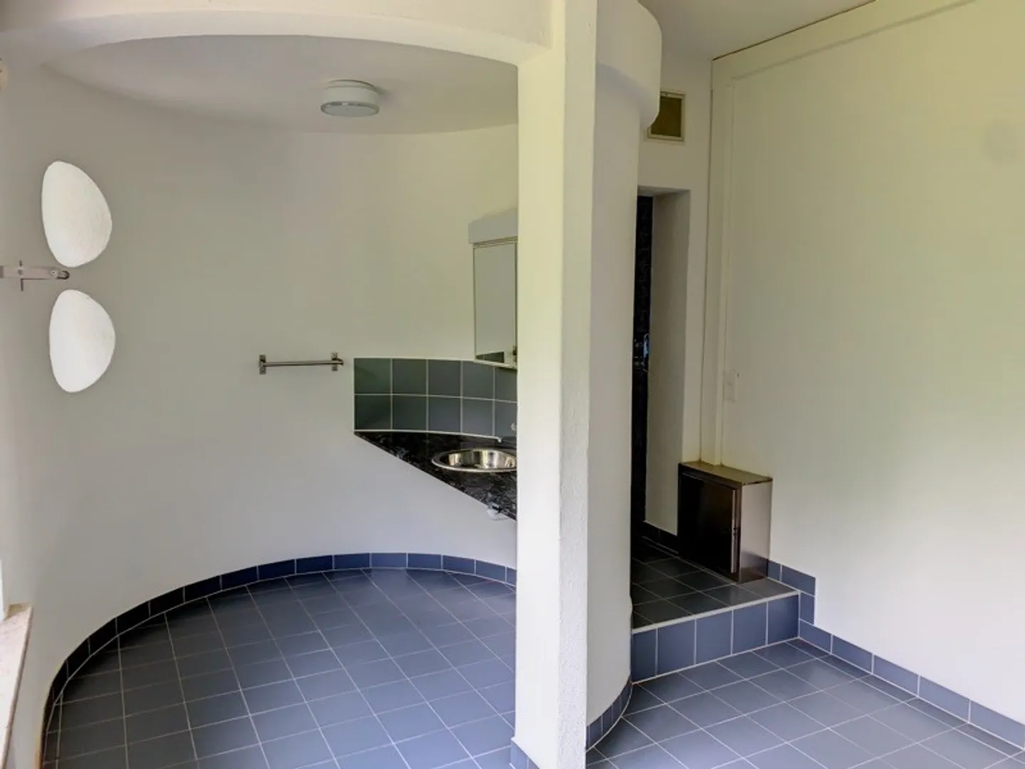 Grande maison bifamiliaire partiellement rénovée immergée dans la verdure - Photo 27 sur 33