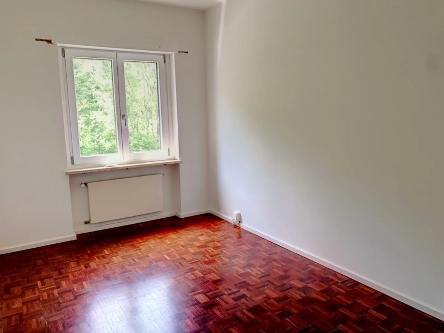 Grande maison bifamiliaire partiellement rénovée immergée dans la verdure - Photo 26 sur 33