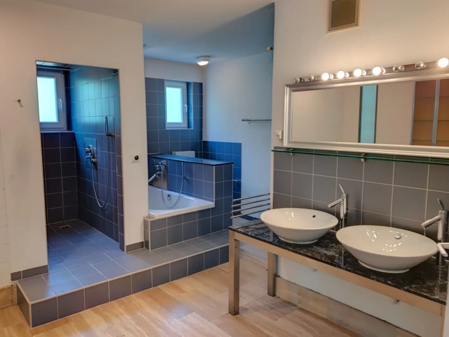 Grande maison bifamiliaire partiellement rénovée immergée dans la verdure - Photo 30 sur 33