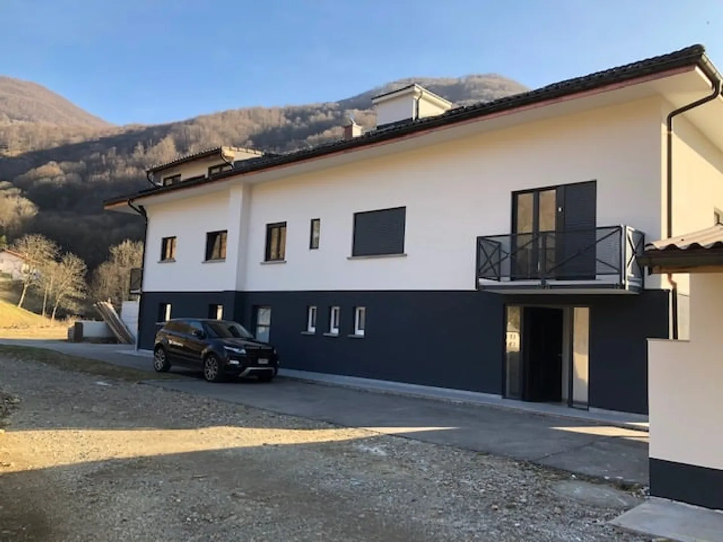 Grande maison bifamiliaire partiellement rénovée immergée dans la verdure - Photo 3 sur 33