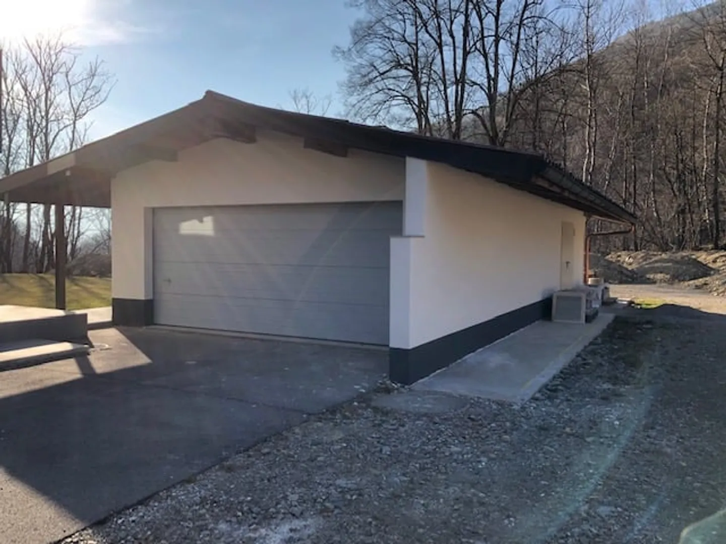 Grande maison bifamiliaire partiellement rénovée immergée dans la verdure - Photo 4 sur 33