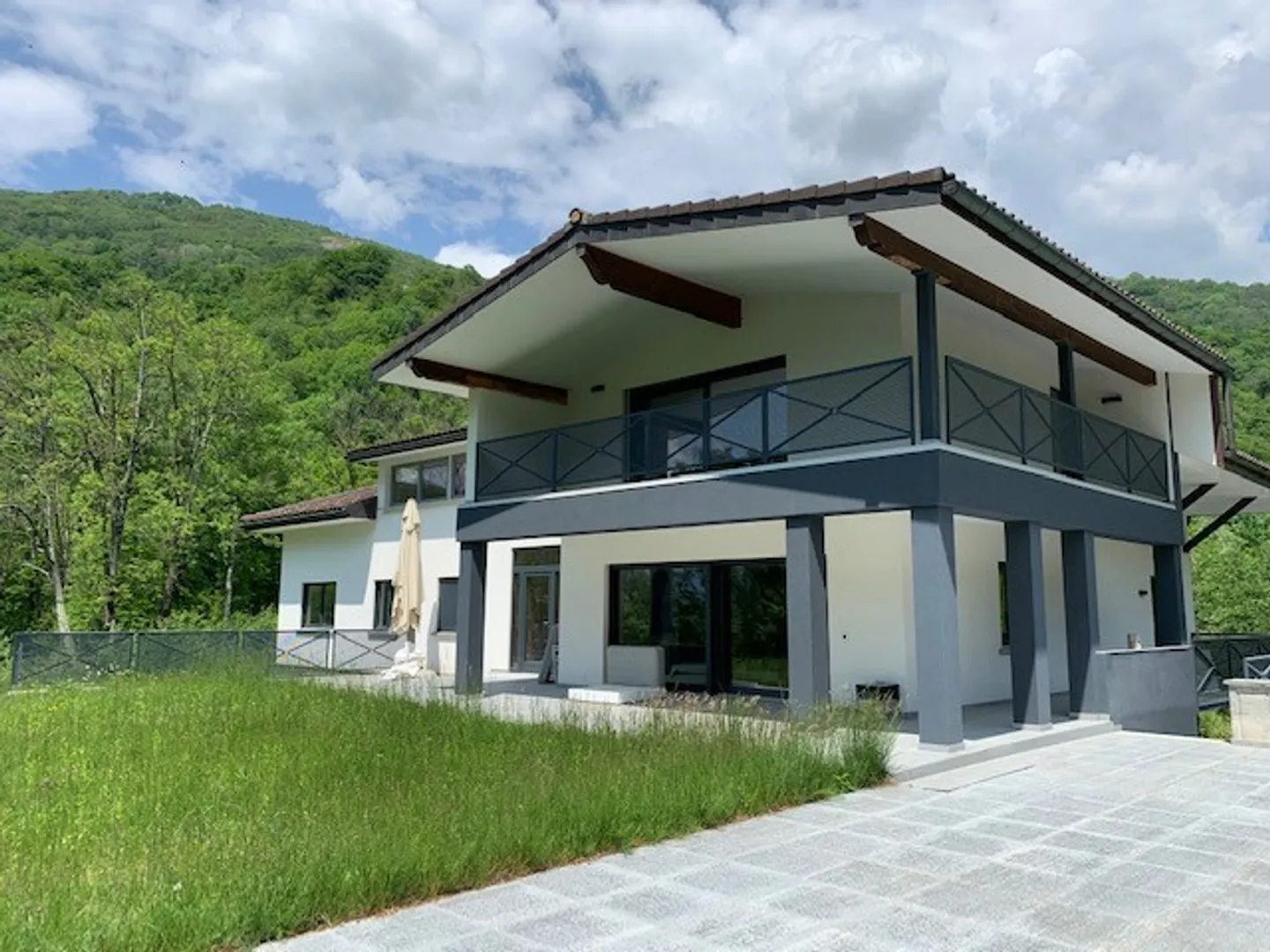 Grande maison bifamiliaire partiellement rénovée immergée dans la verdure - Photo 5 sur 33