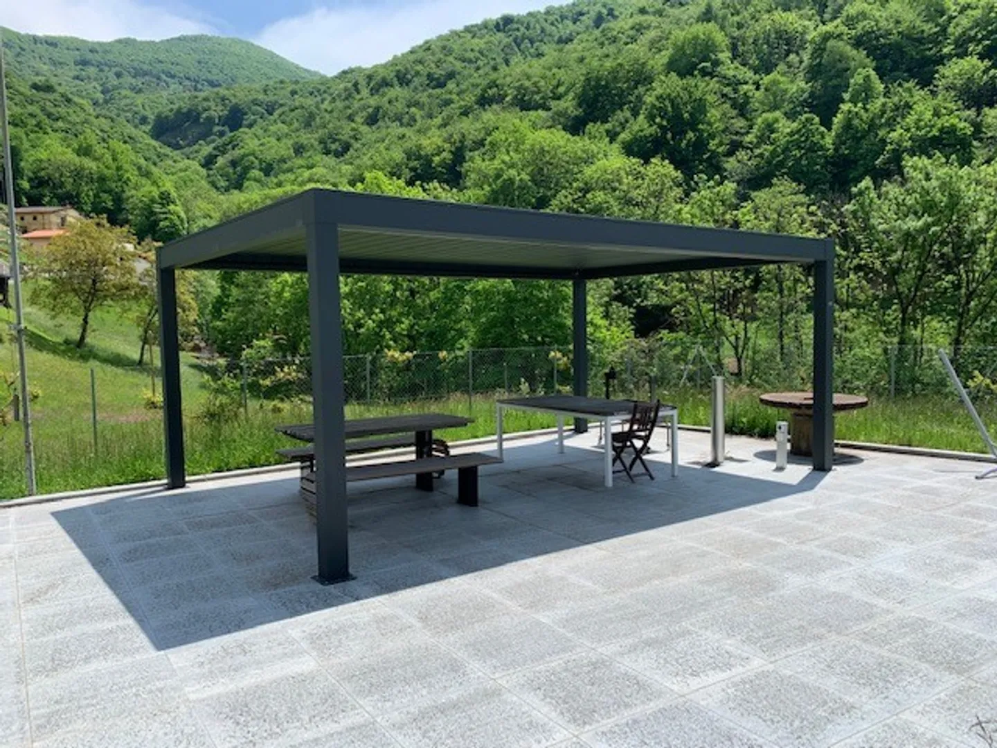 Grande maison bifamiliaire partiellement rénovée immergée dans la verdure - Photo 6 sur 33