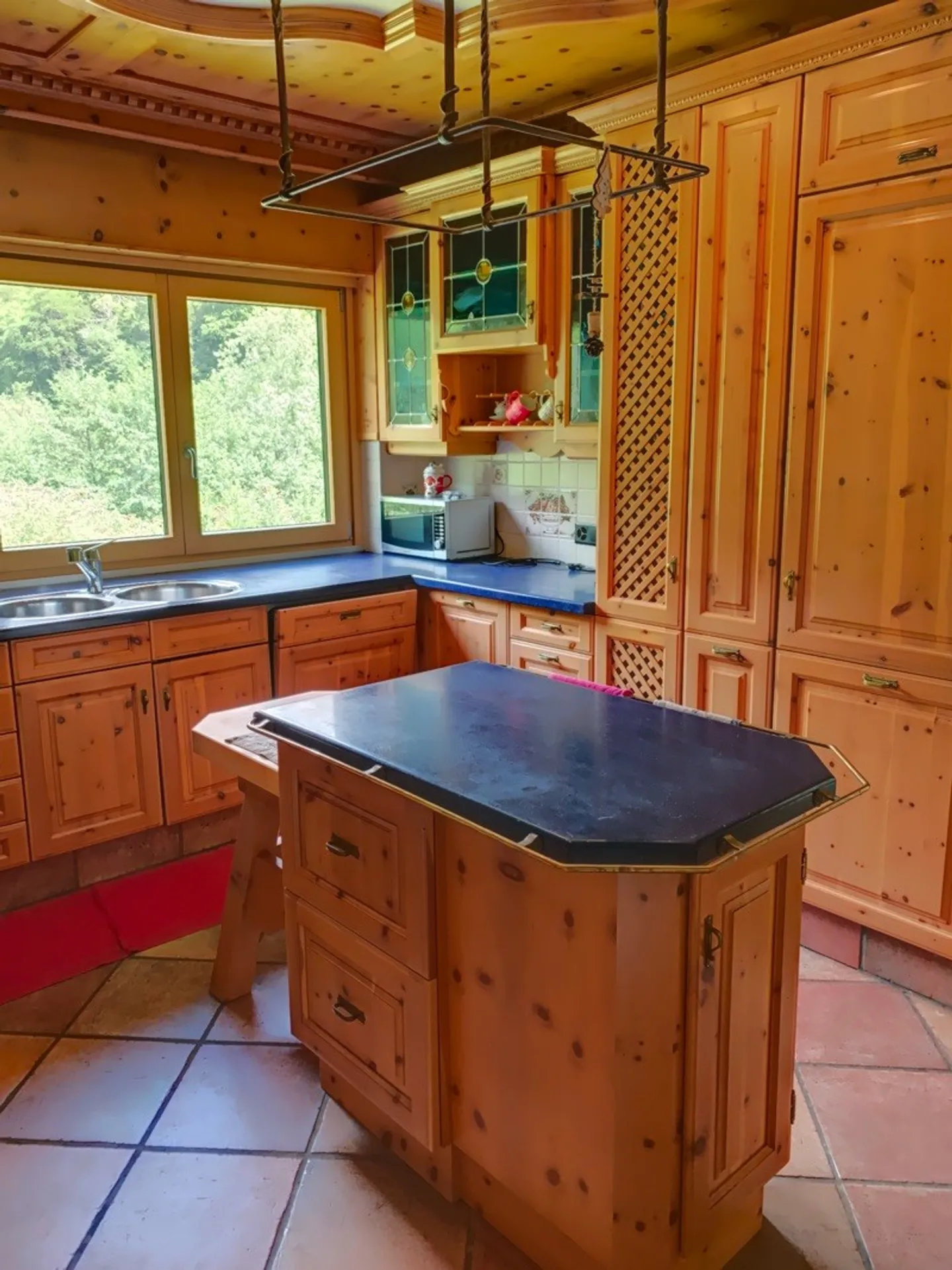 Grande maison bifamiliaire partiellement rénovée immergée dans la verdure - Photo 11 sur 33