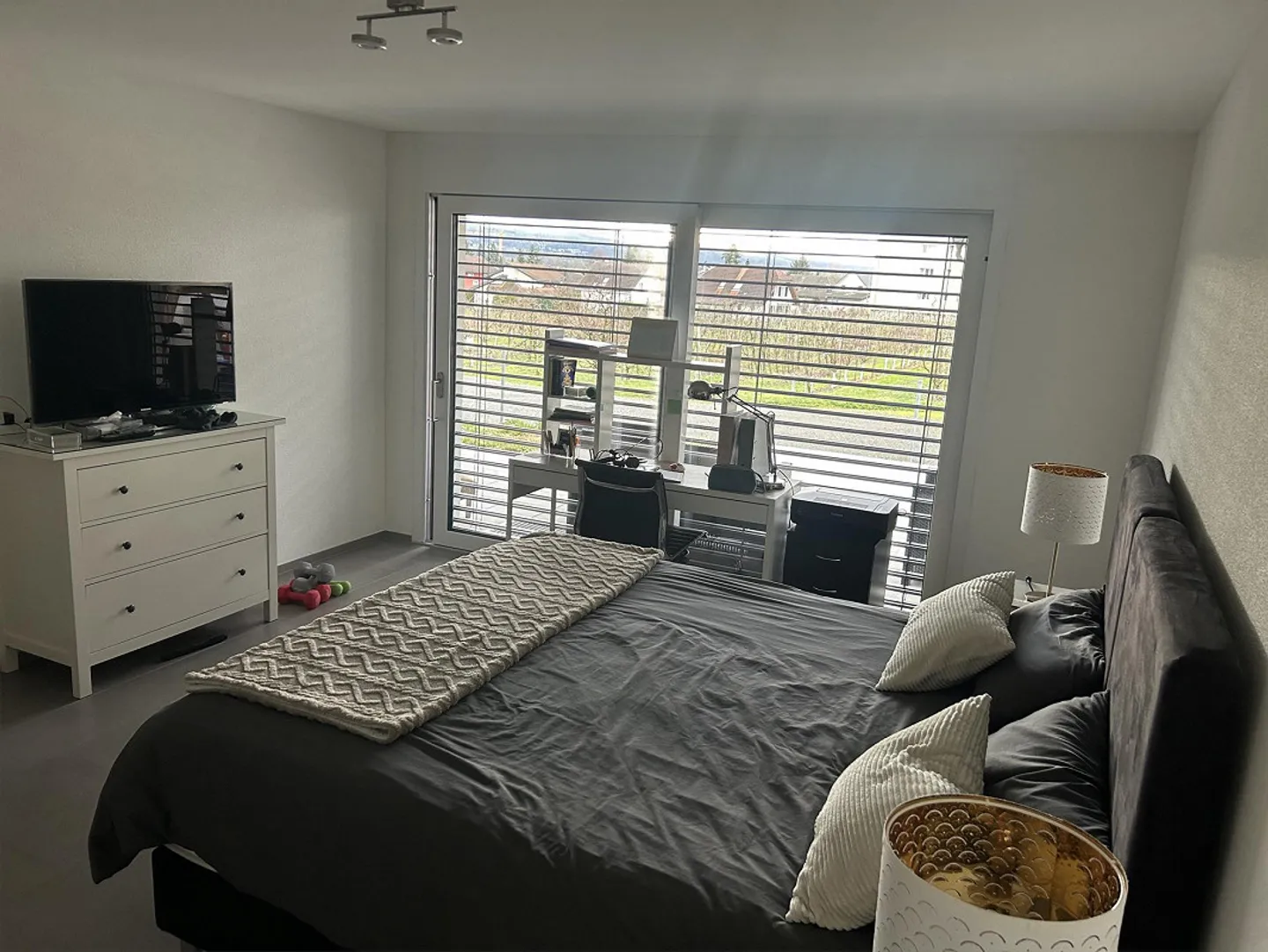 Appartamento soleggiato di 3½ stanze al piano terra est - Foto 2 di 3