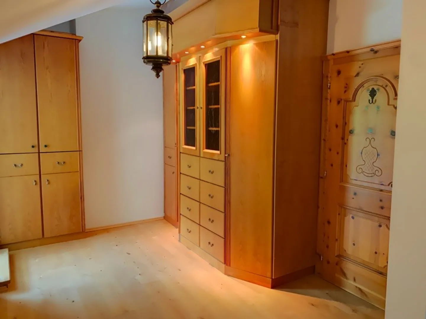 Grande maison bifamiliaire partiellement rénovée immergée dans la verdure - Photo 17 sur 33