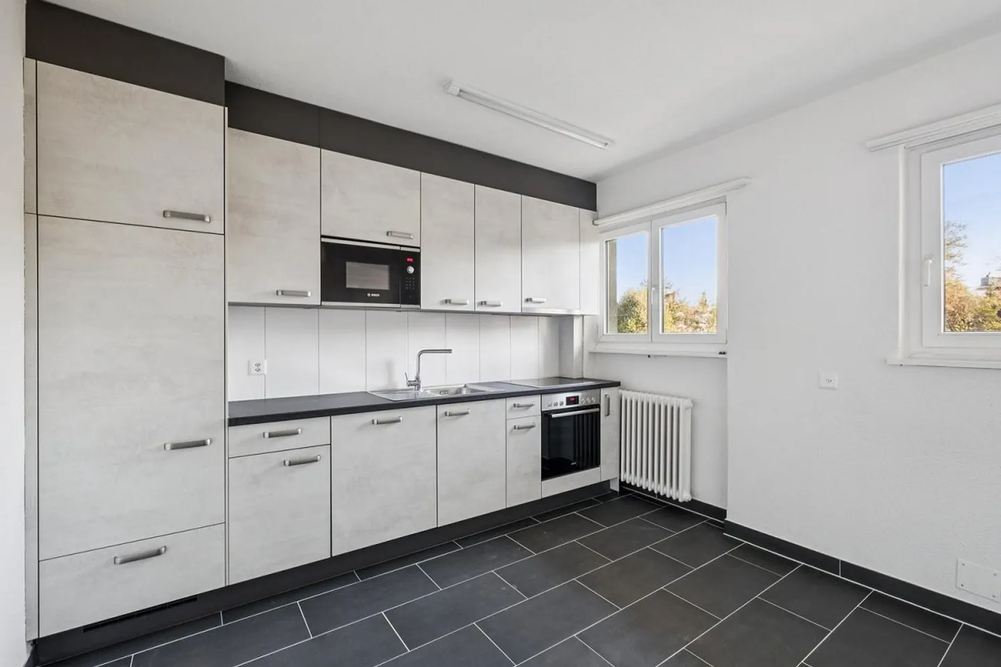 Stylish 2.5-Room Apartment - Photo 2 of 5