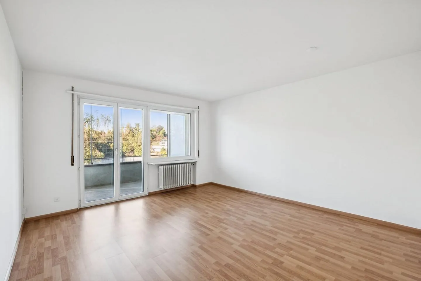 Stylish 2.5-Room Apartment - Photo 3 of 5