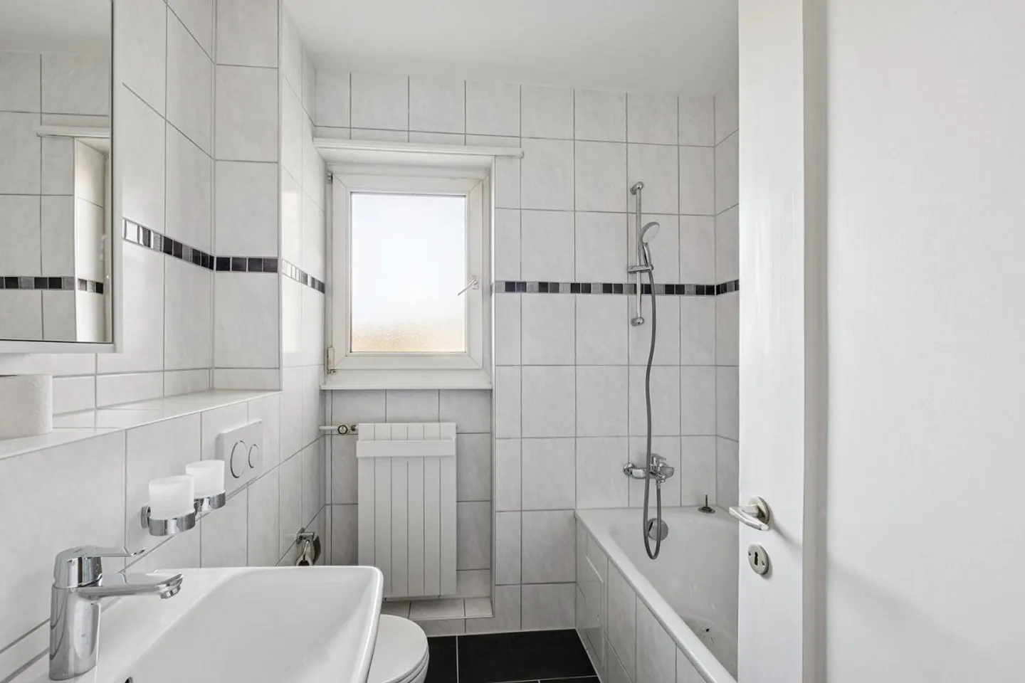 Stylish 2.5-Room Apartment - Photo 5 of 5