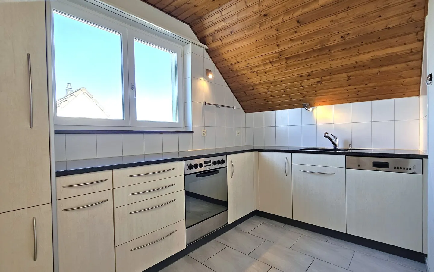 Cozy, bright 2.5-room apartment with additional room and attic - Photo 3 of 10