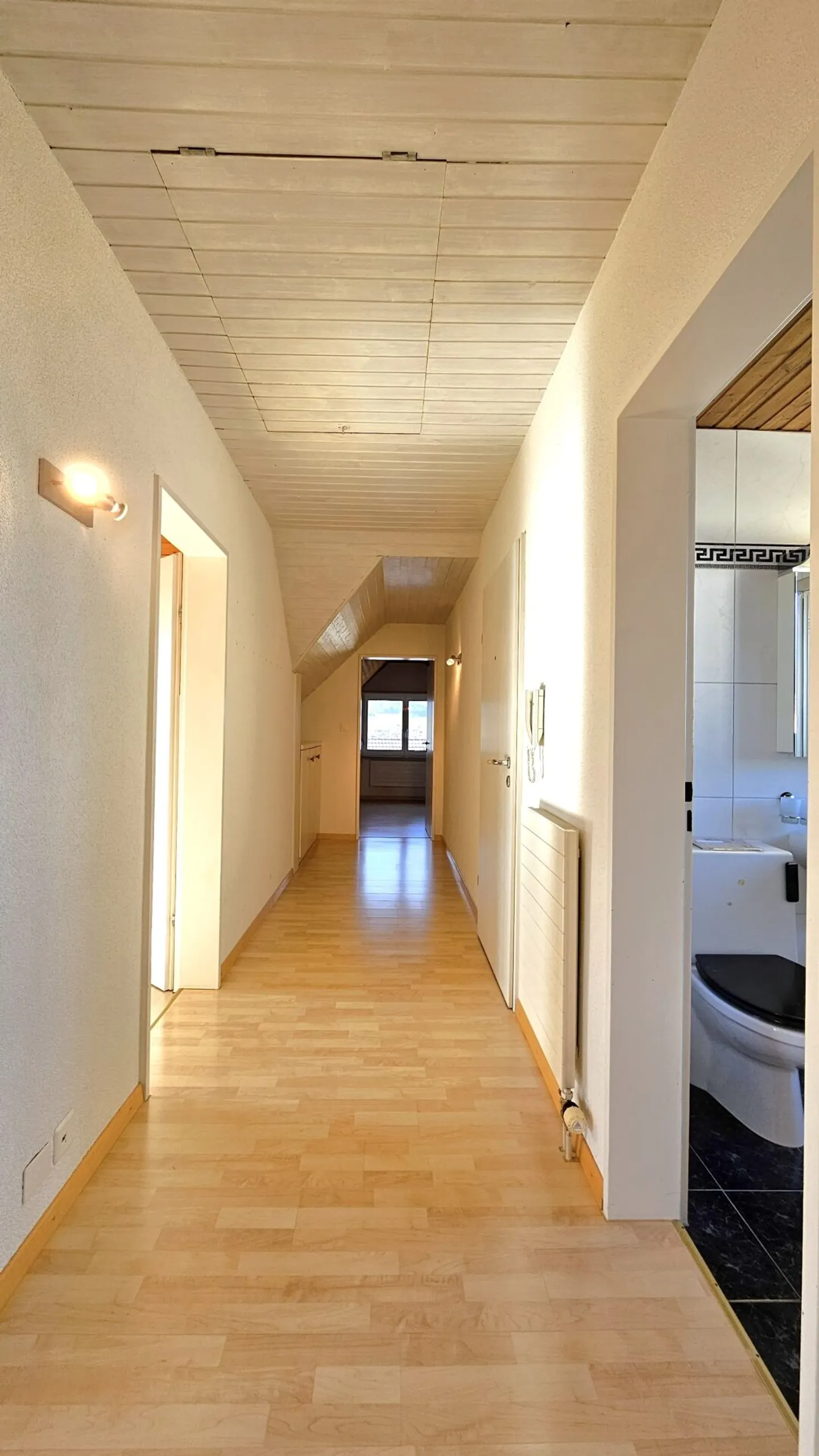 Cozy, bright 2.5-room apartment with additional room and attic - Photo 2 of 10