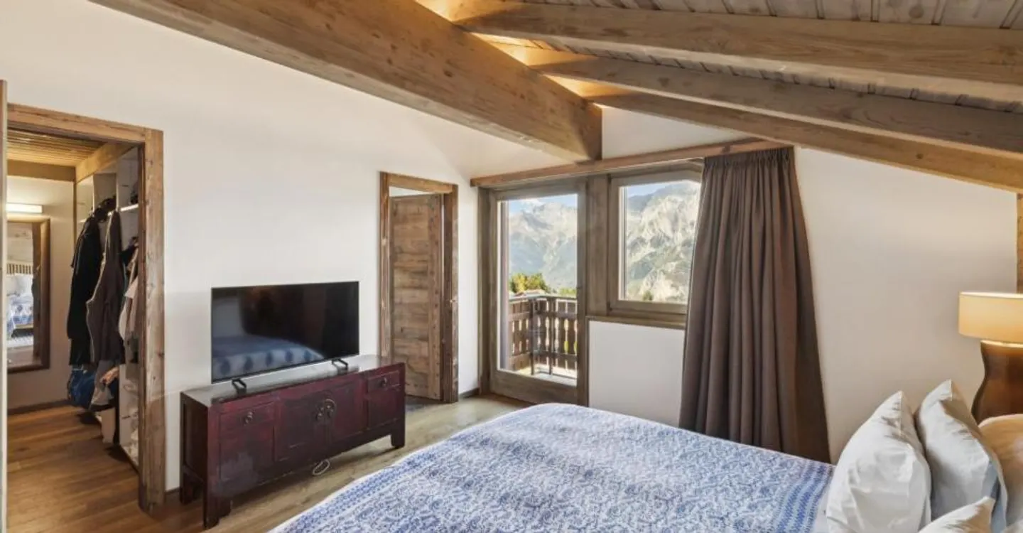 In the heart of the resort, an exceptional chalet. - Photo 4 of 10