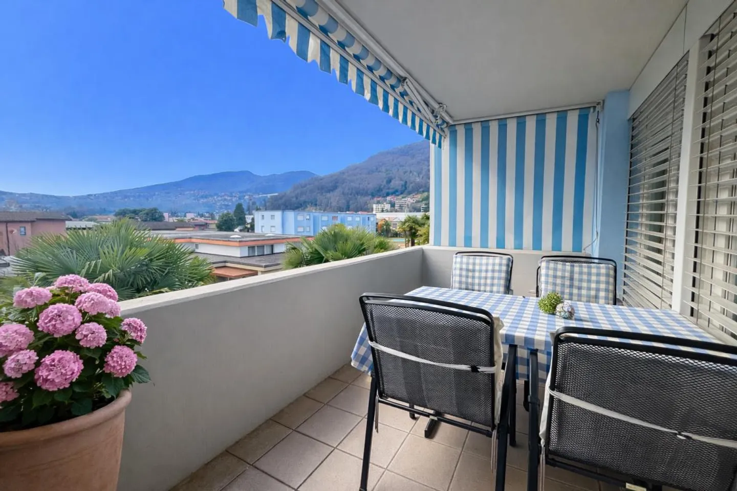 Penthouse avec 4,5 pièces, espaces spacieux, terrasse et piscine - Photo 3 sur 5