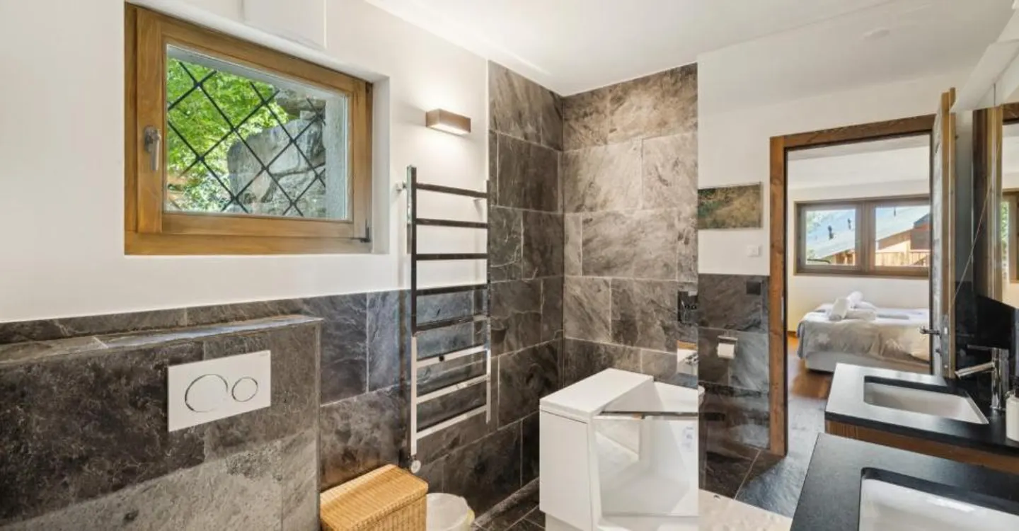 In the heart of the resort, an exceptional chalet. - Photo 9 of 10