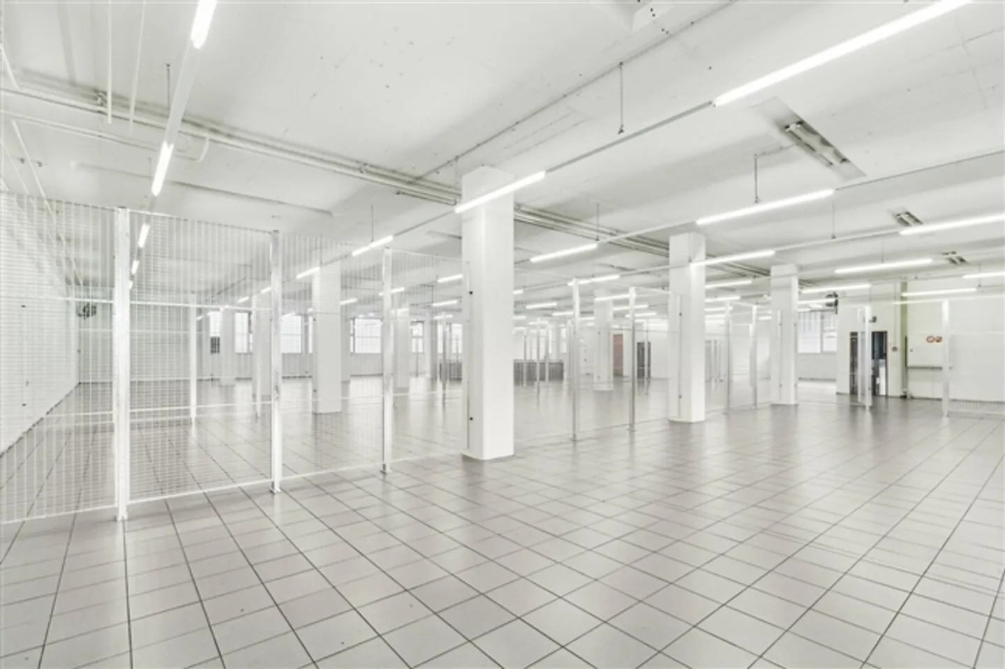 422m2 Storage Space in an Ideal Location near the A14 - Photo 11 of 14