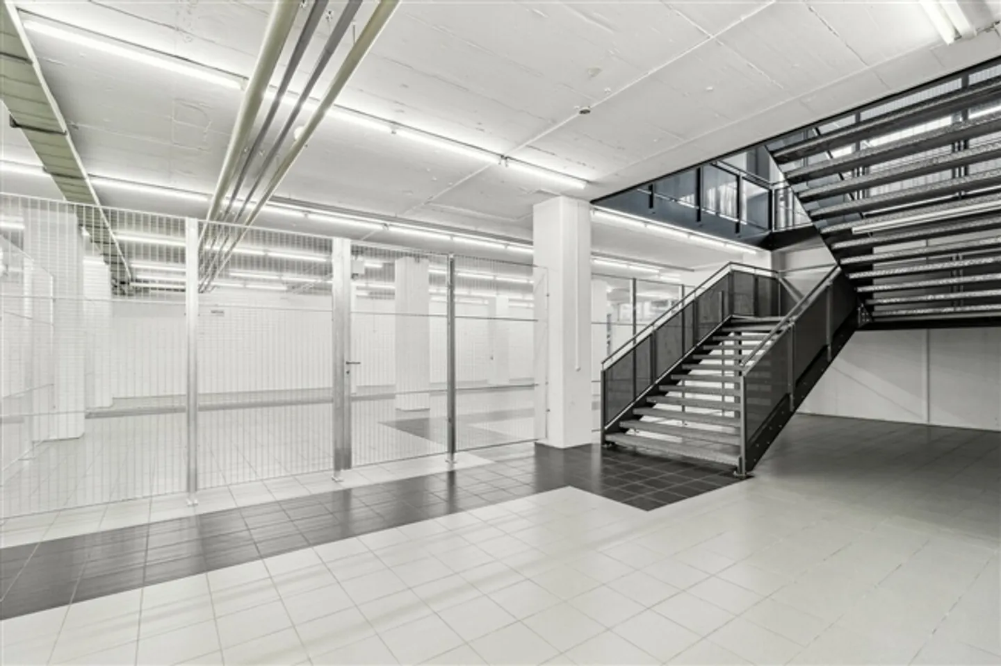 422m2 Storage Space in an Ideal Location near the A14 - Photo 7 of 14