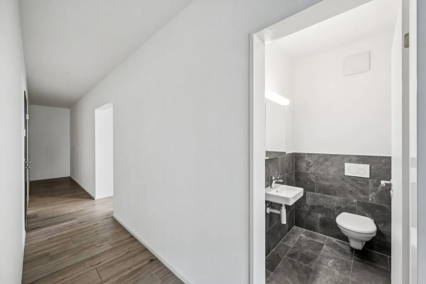 Stylish 3-room apartment on the 2nd floor in a central location in Basel - Photo 7 of 8