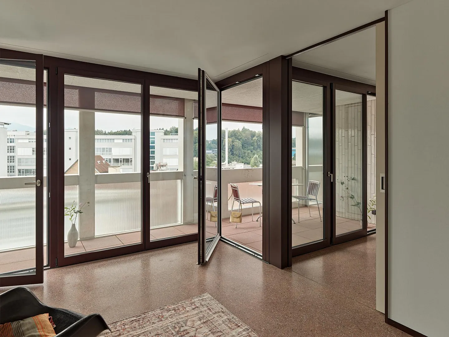 Appartement lumineux de 3,5 pièces avec un agencement généreux et moderne - Photo 3 sur 4