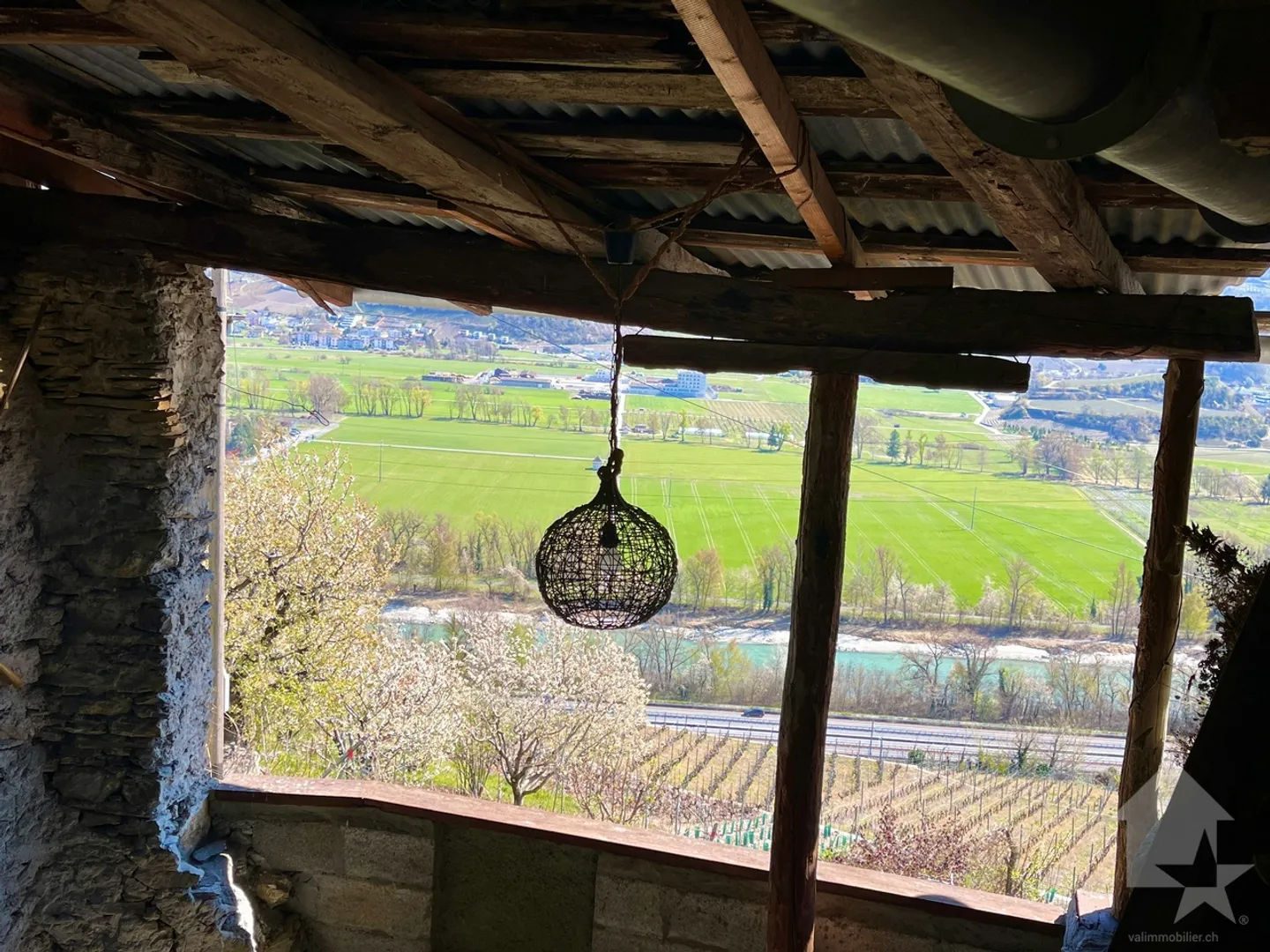 Pied-à-terre in a village house, covered terrace and carnotzet - Photo 3 of 14
