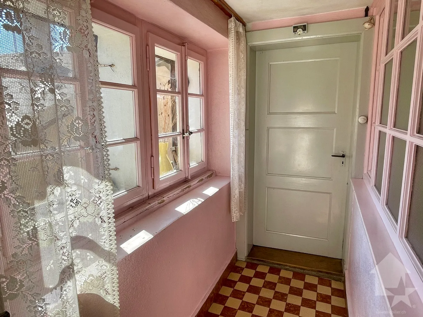 Pied-à-terre in a village house, covered terrace and carnotzet - Photo 5 of 14