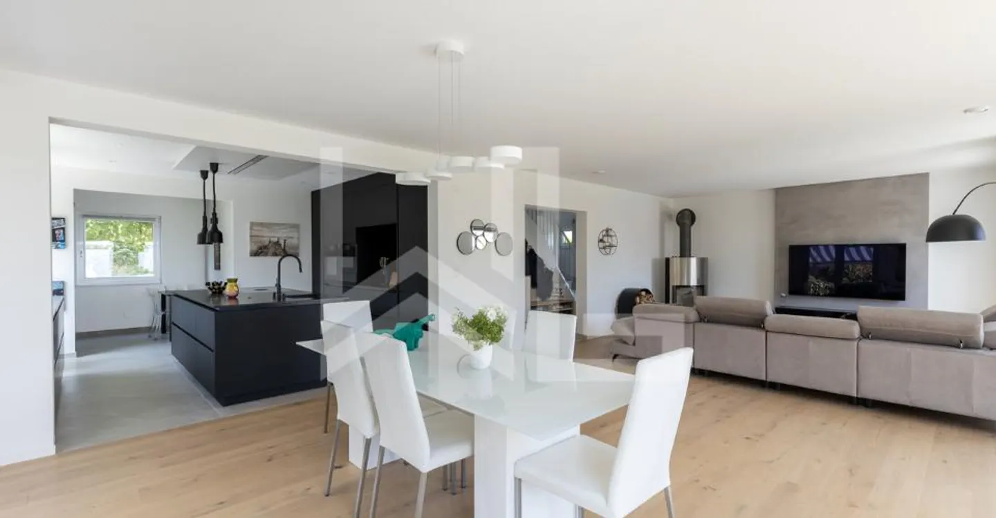 Contemporary Property with View - Photo 4 of 10