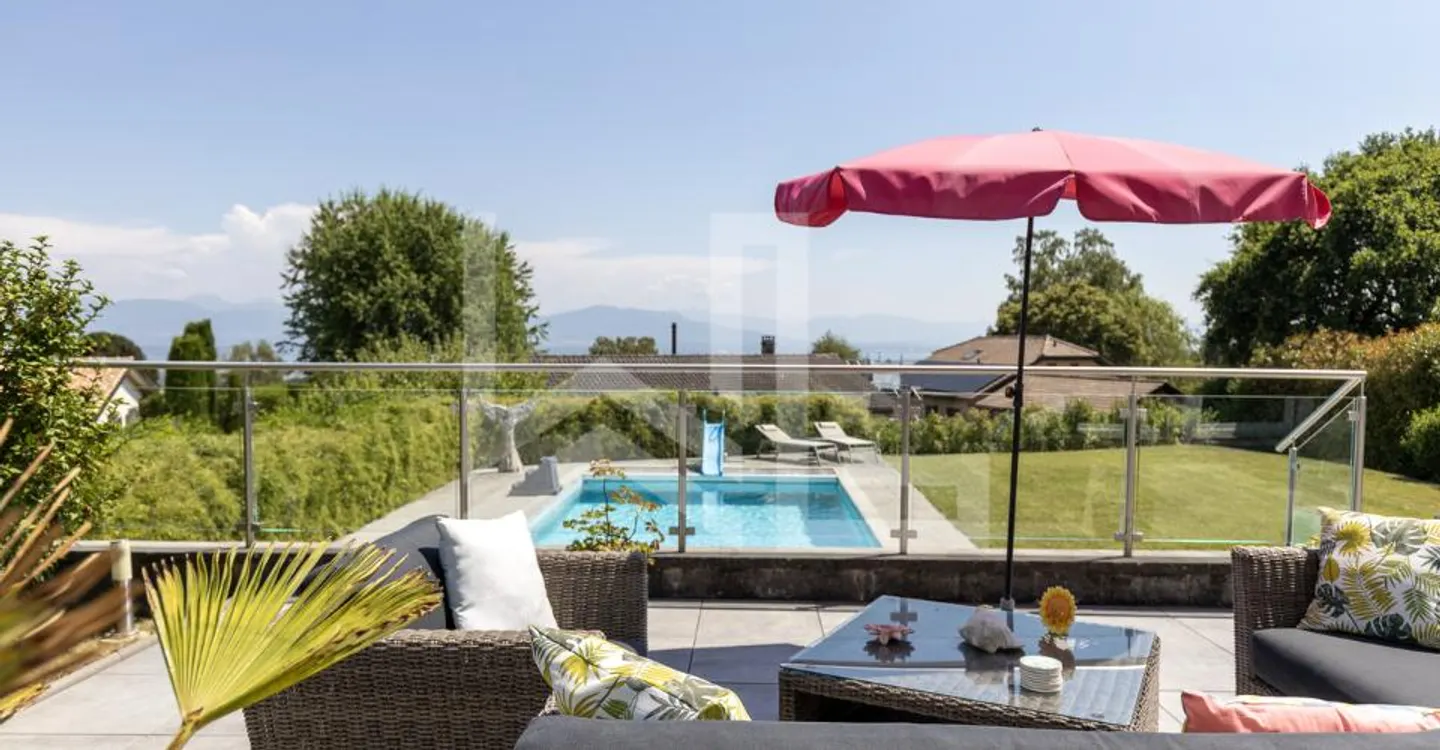 Contemporary Property with View - Photo 2 of 10