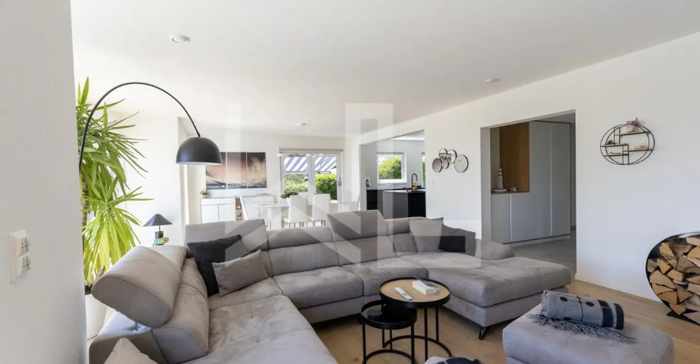 Contemporary Property with View - Photo 3 of 10