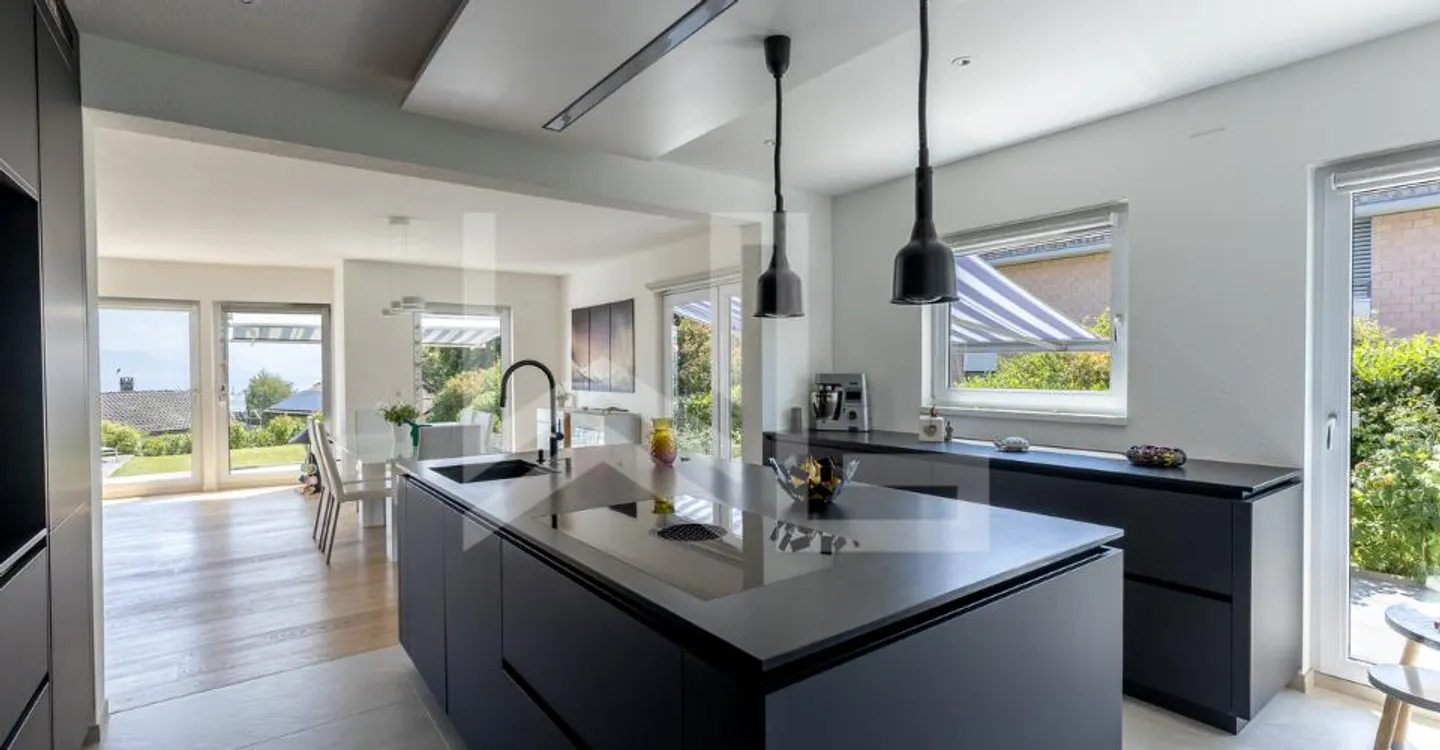 Contemporary Property with View - Photo 5 of 10