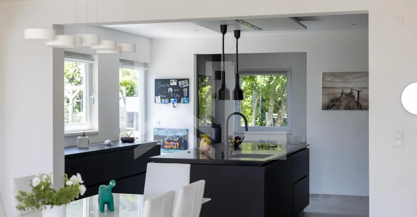 Contemporary Property with View - Photo 6 of 10
