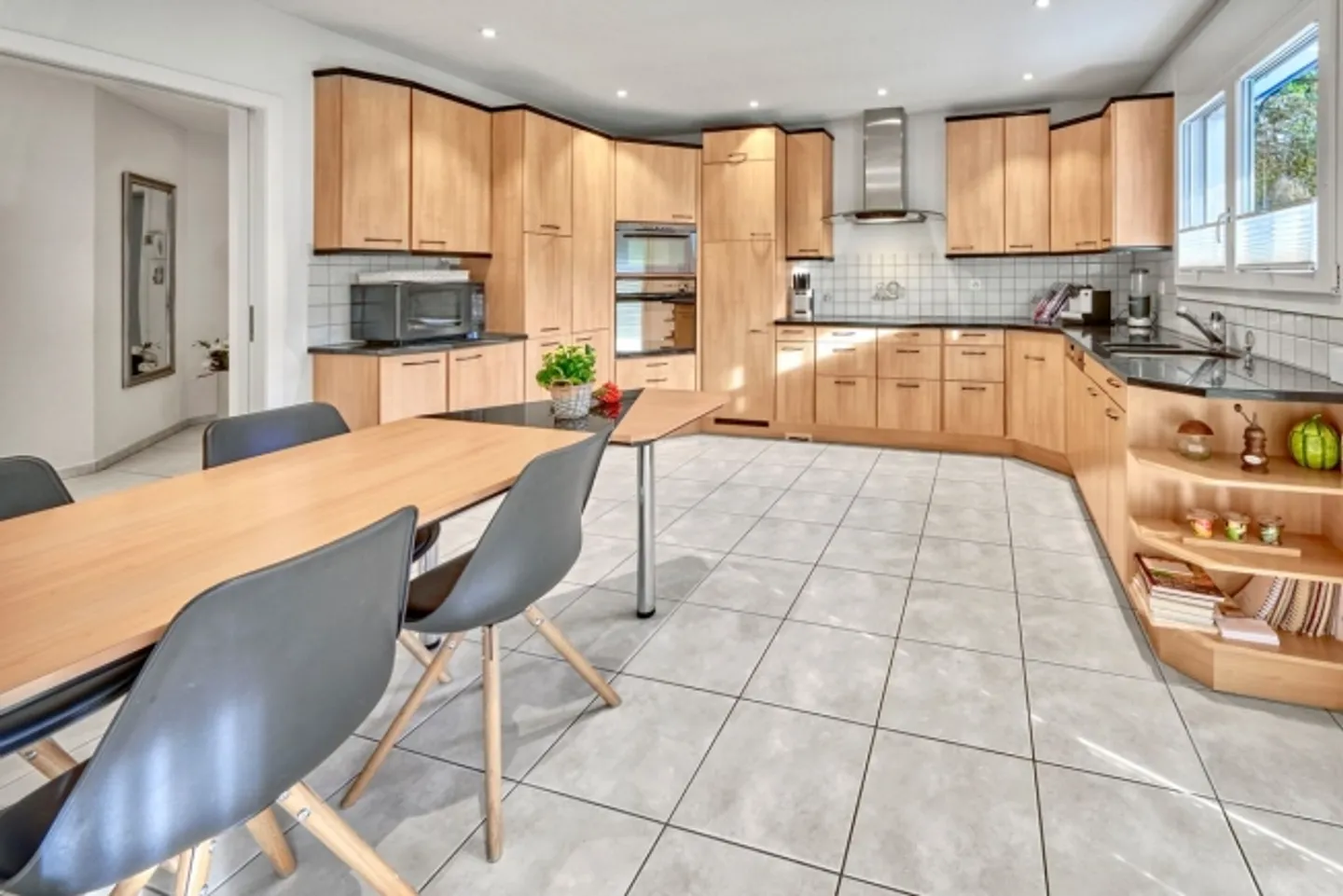 Interesting for investors and self-users alike - Photo 3 of 11