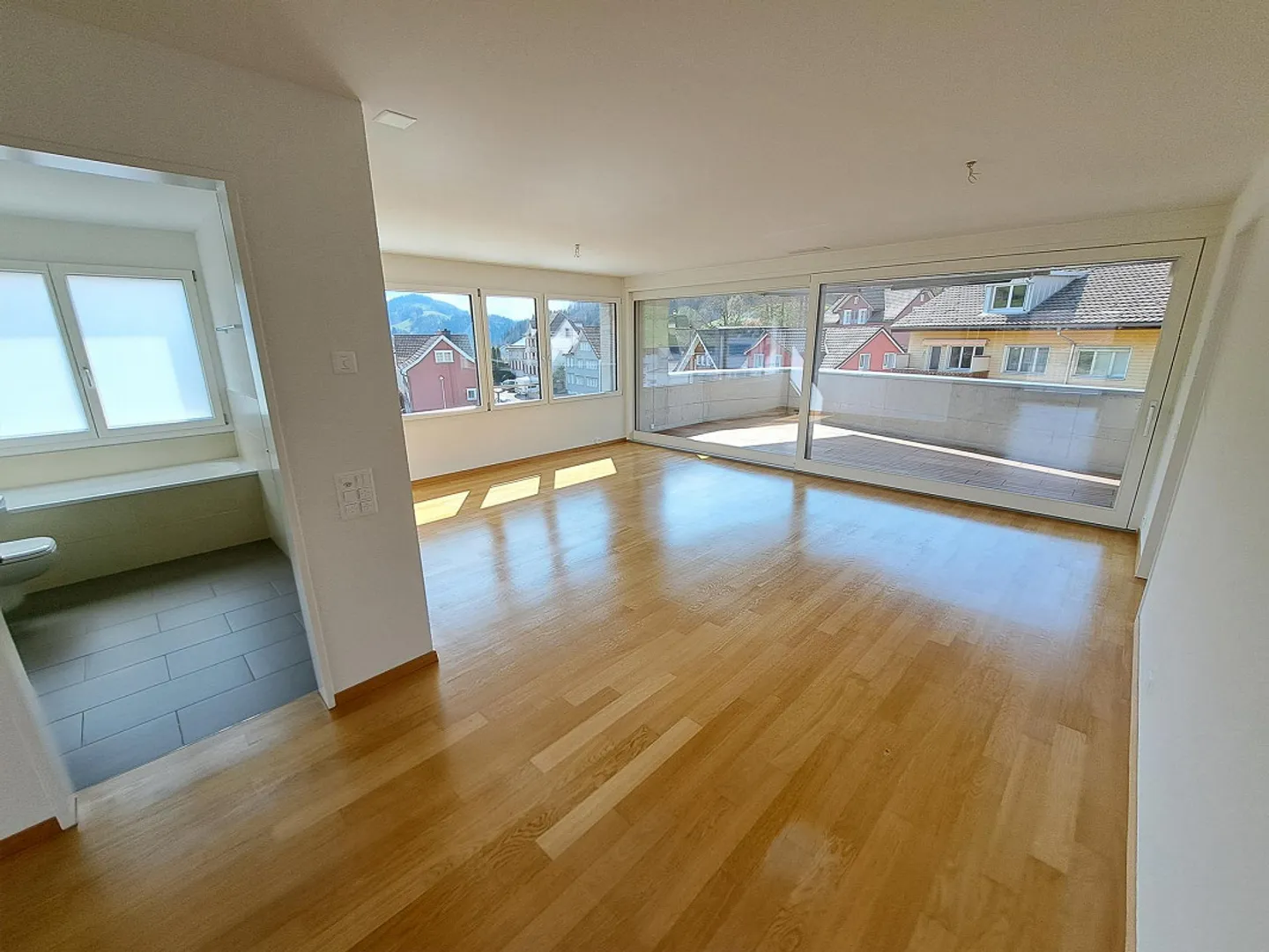 Appartement moderne de 4,5 pièces avec 2 salles de bain à Degersheim ! - Photo 2 sur 7