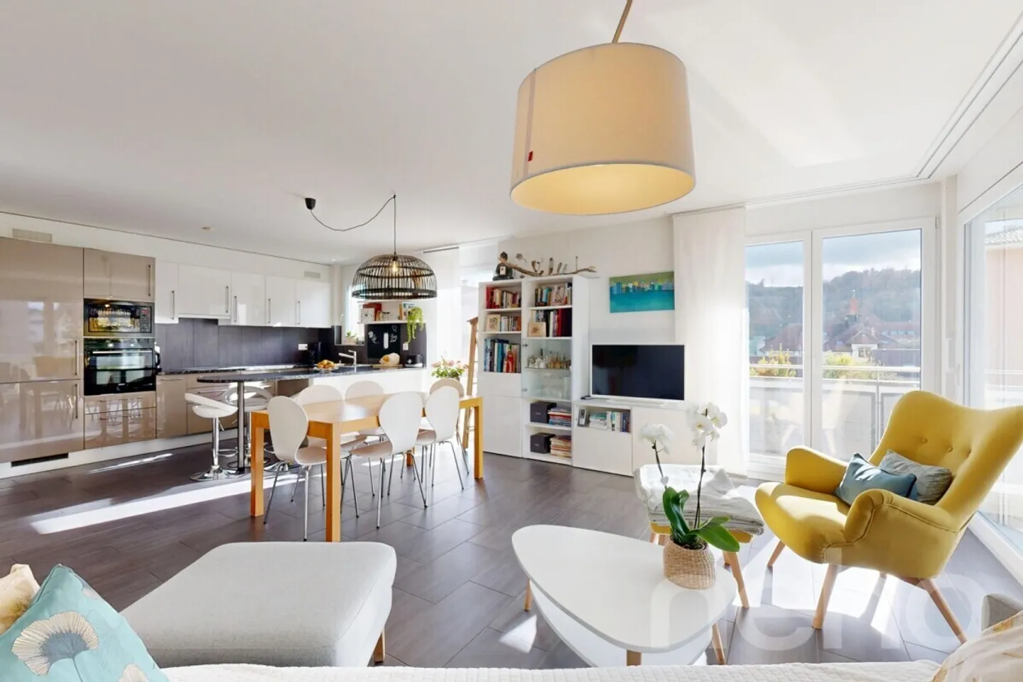 Very nice bright and crossing apartment with large balcony! - Photo 1 of 12