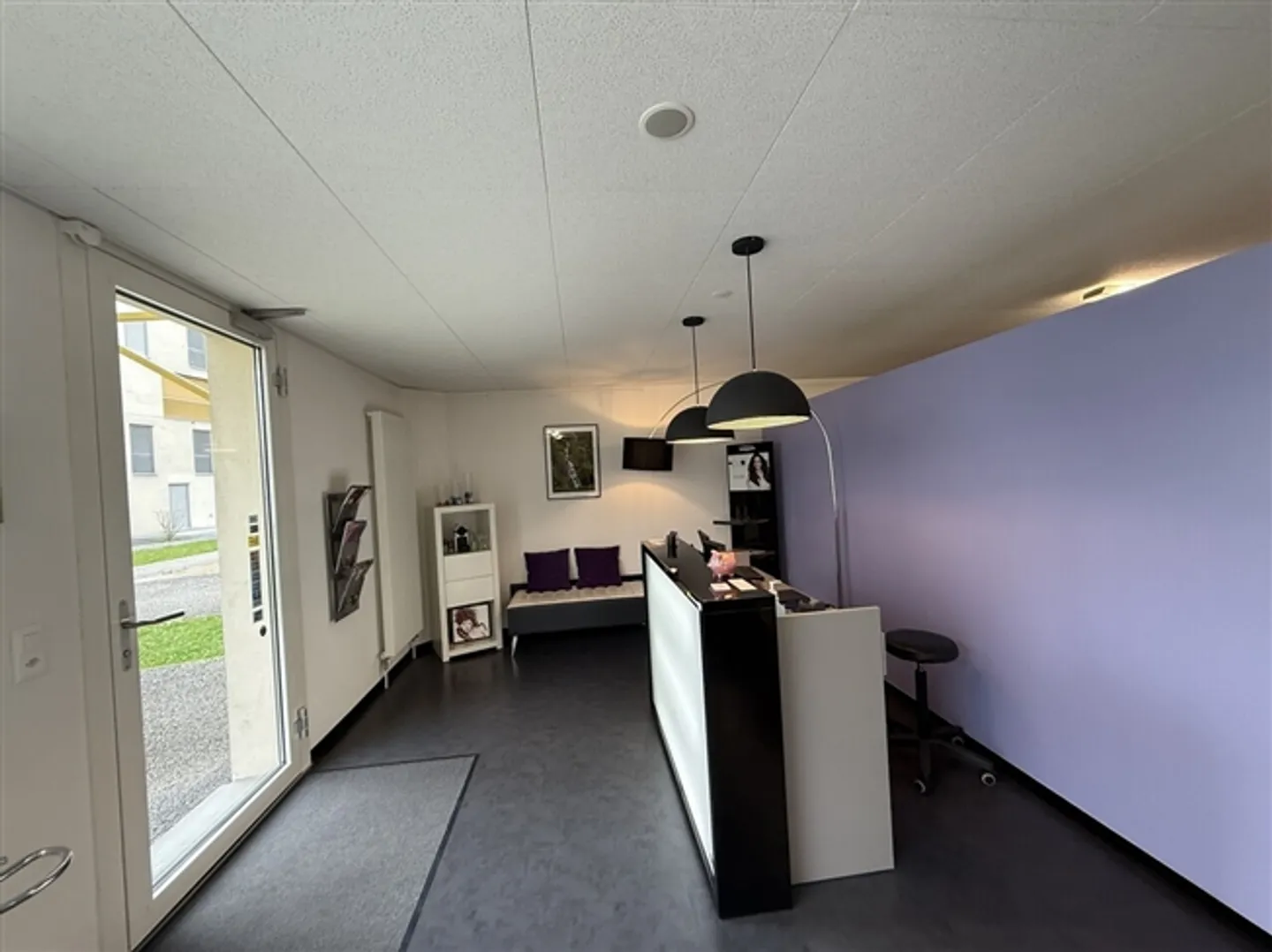 Spazio commerciale con grandi finestre di circa 90 m² - Foto 3 di 10