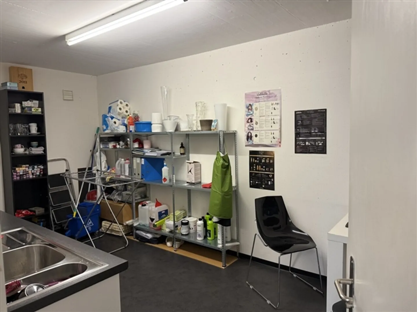 Spazio commerciale con grandi finestre di circa 90 m² - Foto 4 di 10