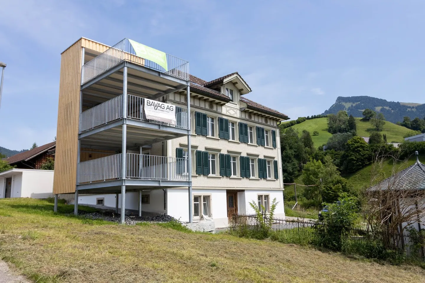 Appartement moderne de 3,5 pièces sous les combles dans un endroit calme à Nesslau - Photo 2 sur 12