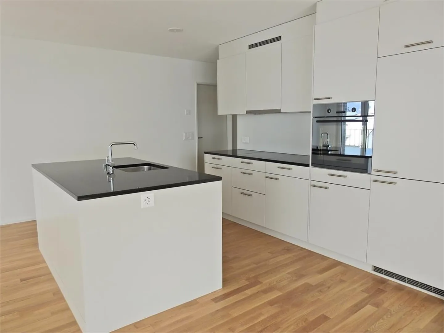 Spacious 2.5-room apartment for rent! - Photo 2 of 7