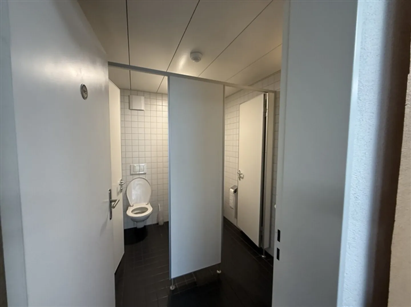 Spazio commerciale con grandi finestre di circa 90 m² - Foto 6 di 10