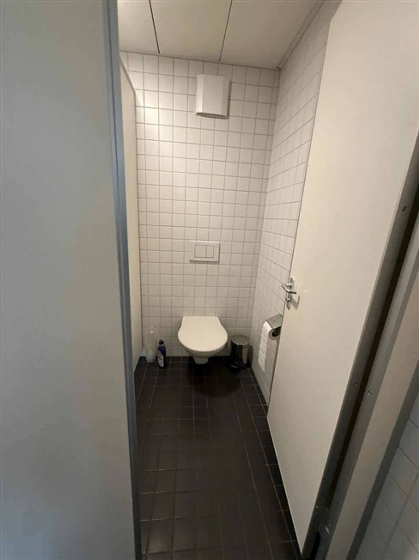 Spazio commerciale con grandi finestre di circa 90 m² - Foto 8 di 10