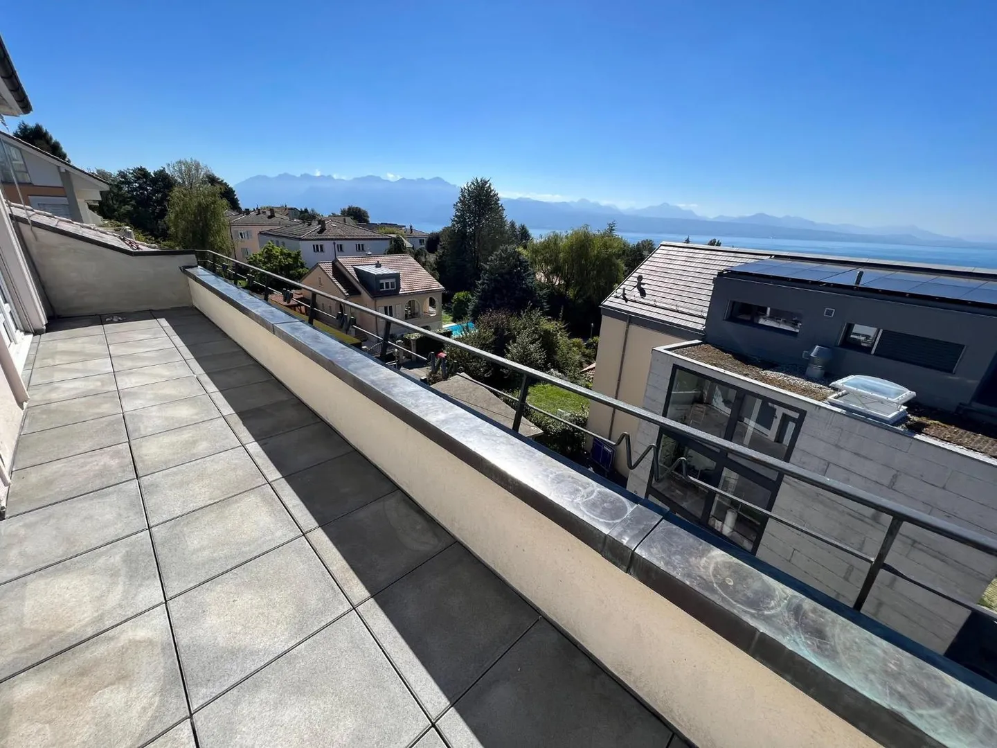 Geräumige Wohnung mit Seeblick - Foto 1 von 13