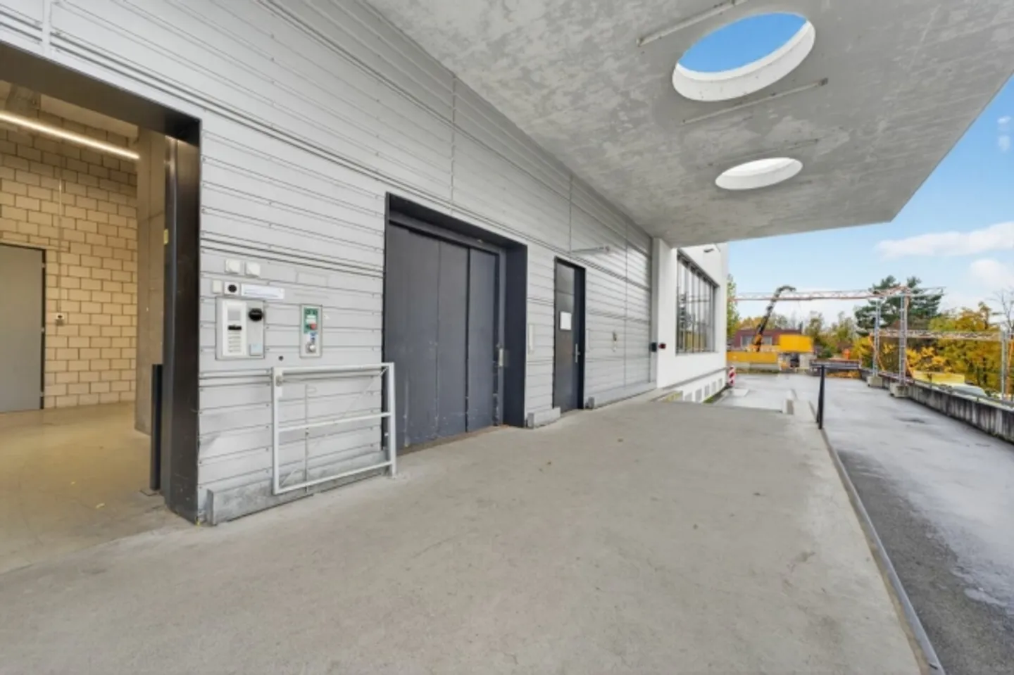 Geräumige Gewerbefläche - Foto 2 von 8
