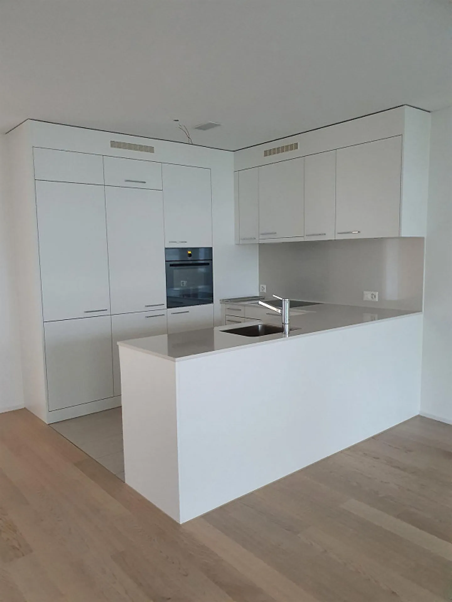 Spacious and Central - Photo 4 of 11