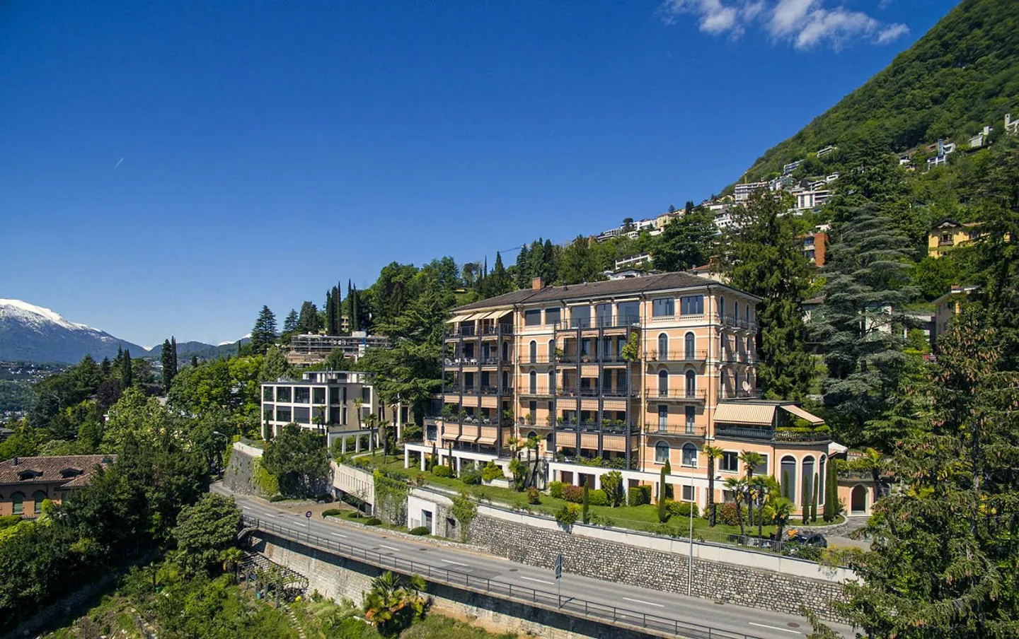 5.5-ROOM APARTMENT WITH WONDERFUL LAKE VIEW - Photo 7 of 10