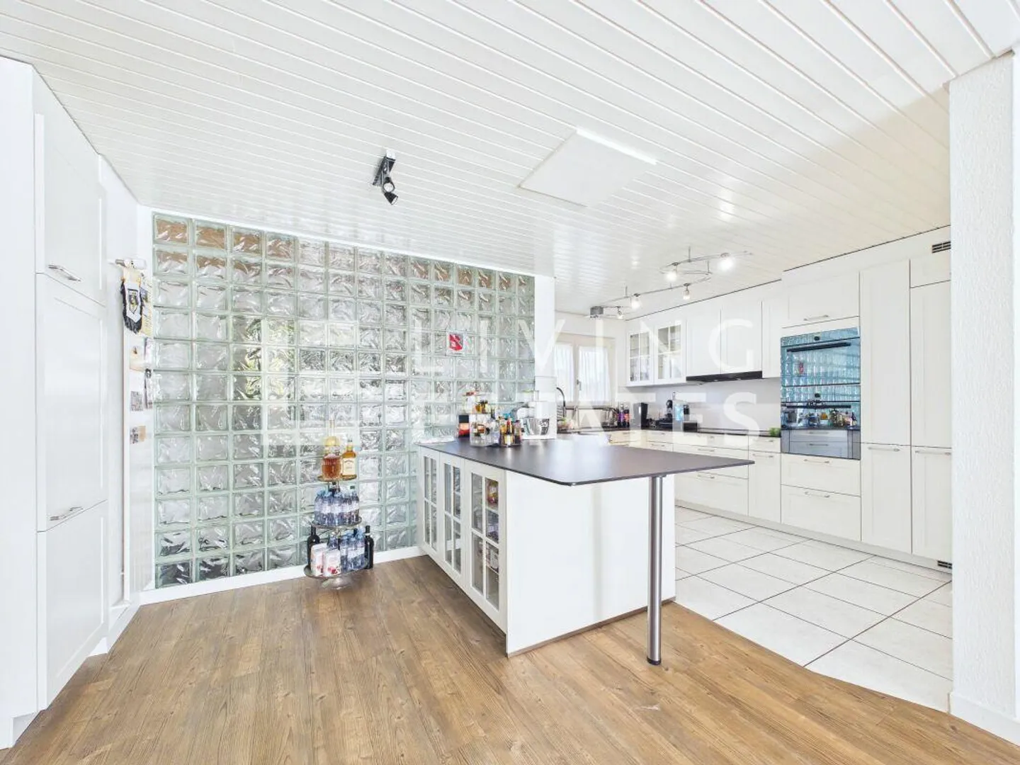 LIVING WITH STYLE - SPACIOUS, GROUND FLOOR, RENOVATED - Photo 5 of 18