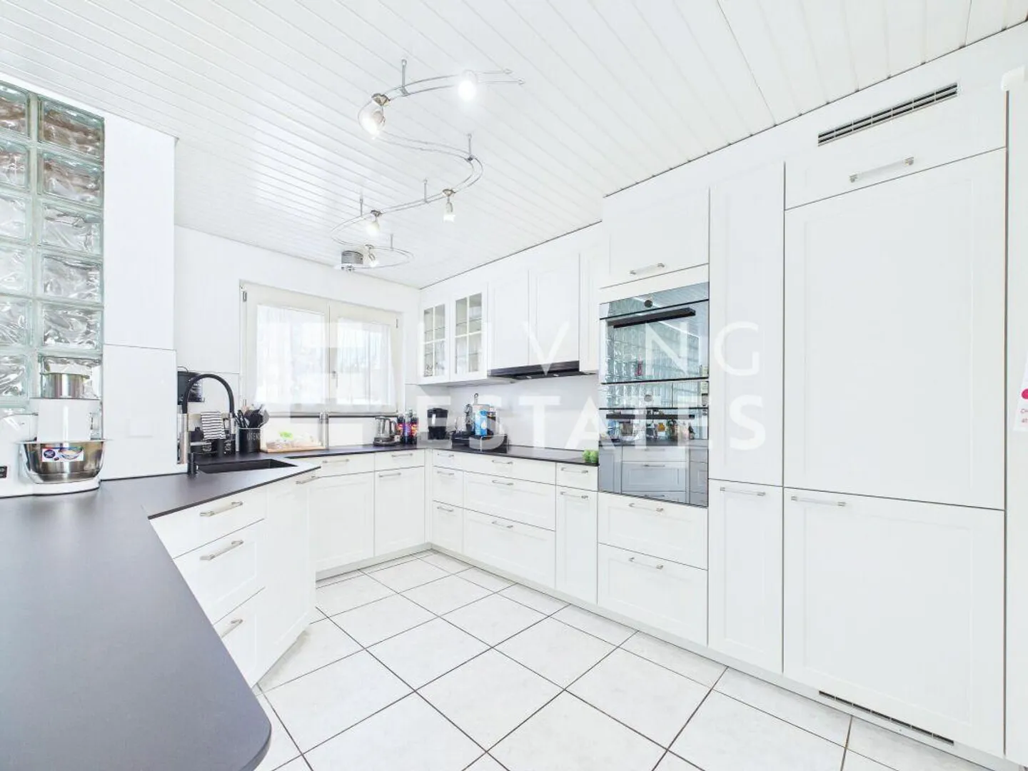 LIVING WITH STYLE - SPACIOUS, GROUND FLOOR, RENOVATED - Photo 6 of 18