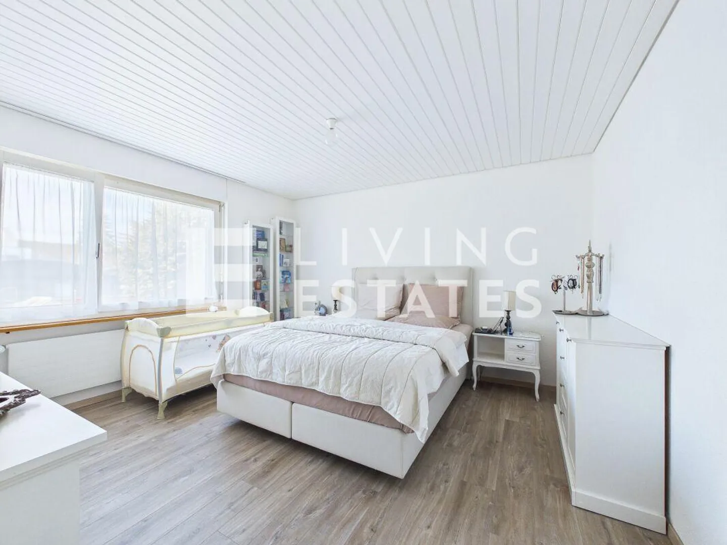 LIVING WITH STYLE - SPACIOUS, GROUND FLOOR, RENOVATED - Photo 7 of 18