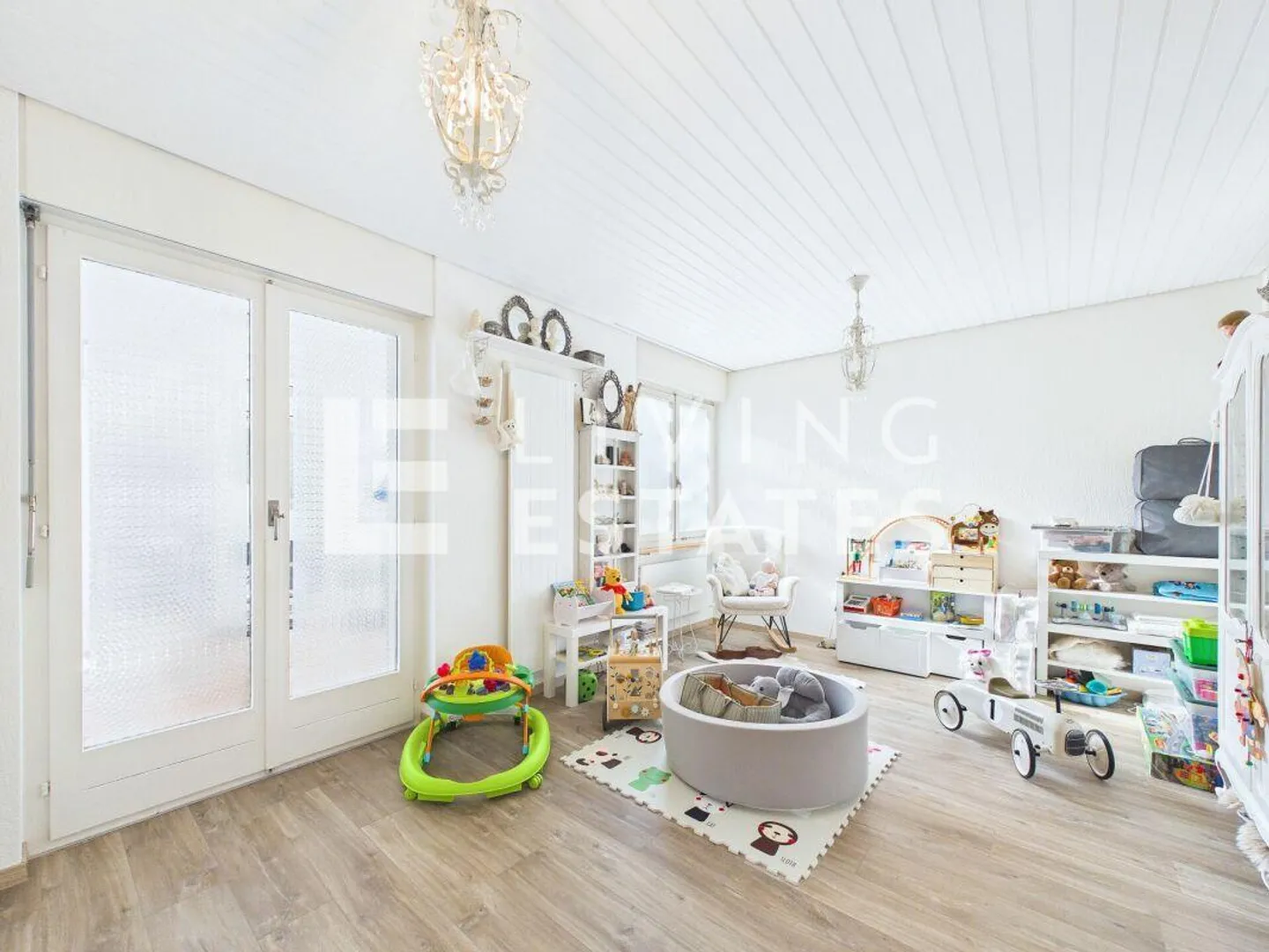 LIVING WITH STYLE - SPACIOUS, GROUND FLOOR, RENOVATED - Photo 9 of 18