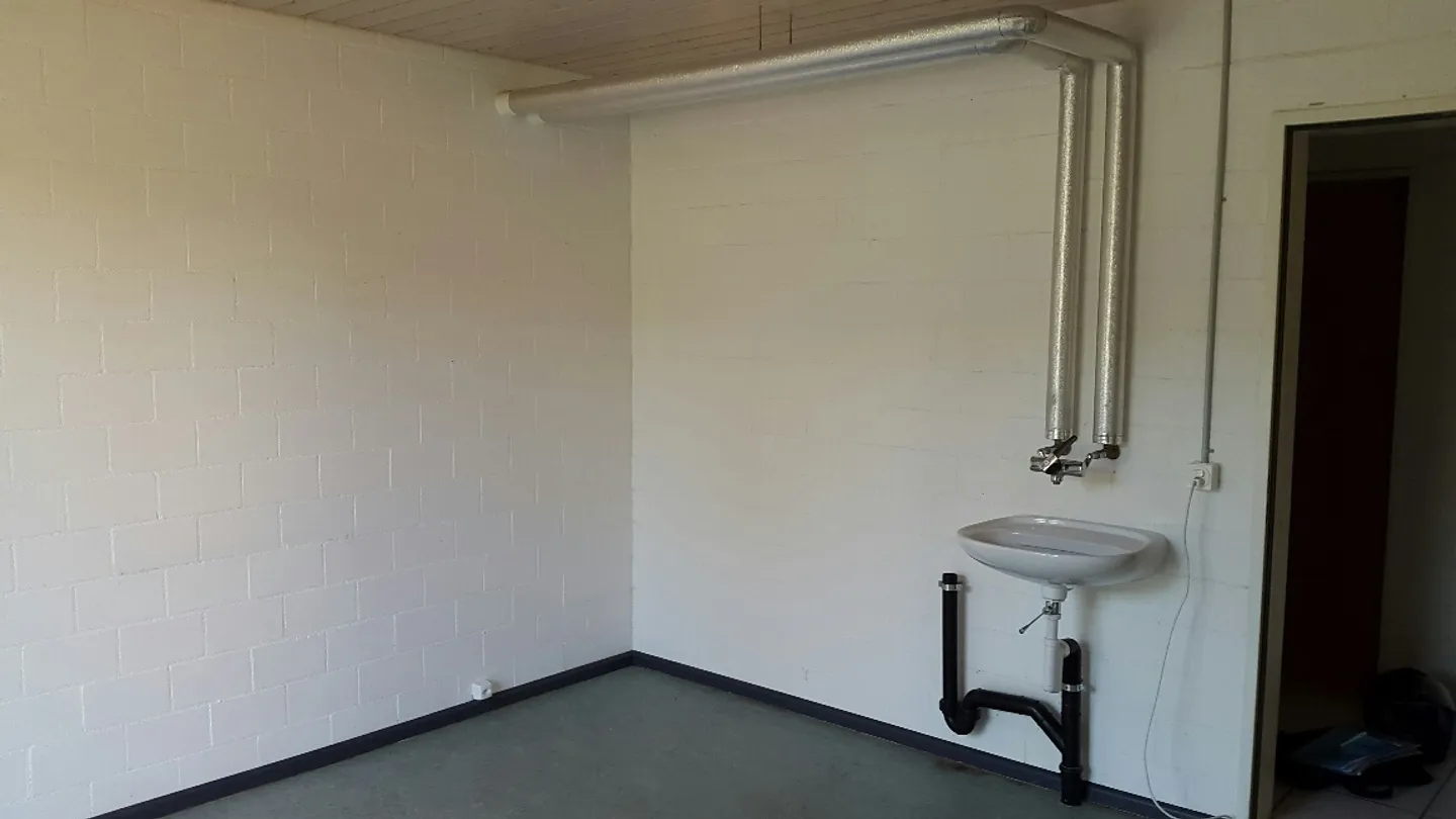 Salle de bricolage lumineuse dans une propriété bien entretenue - Photo 2 sur 2