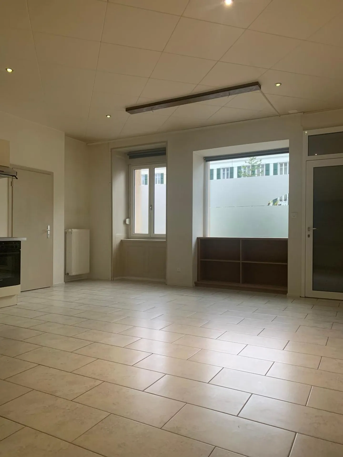 Primo mese di affitto offerto! Appartamento di 3 stanze situato al piano terra - Foto 2 di 10