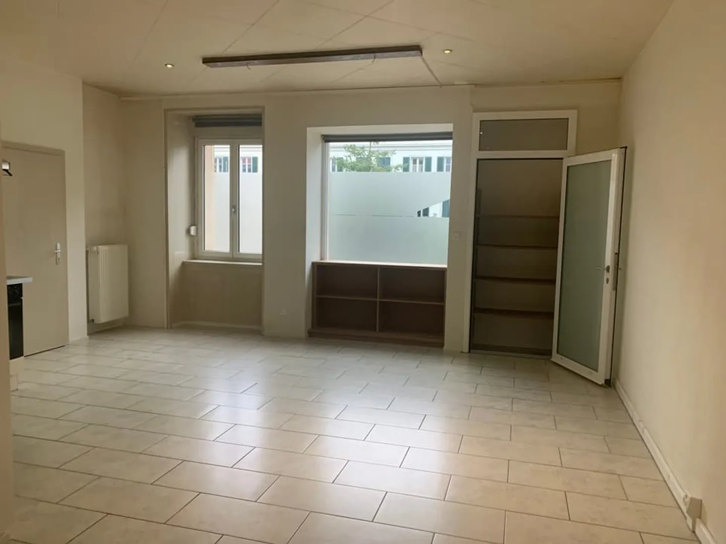 Primo mese di affitto offerto! Appartamento di 3 stanze situato al piano terra - Foto 3 di 10