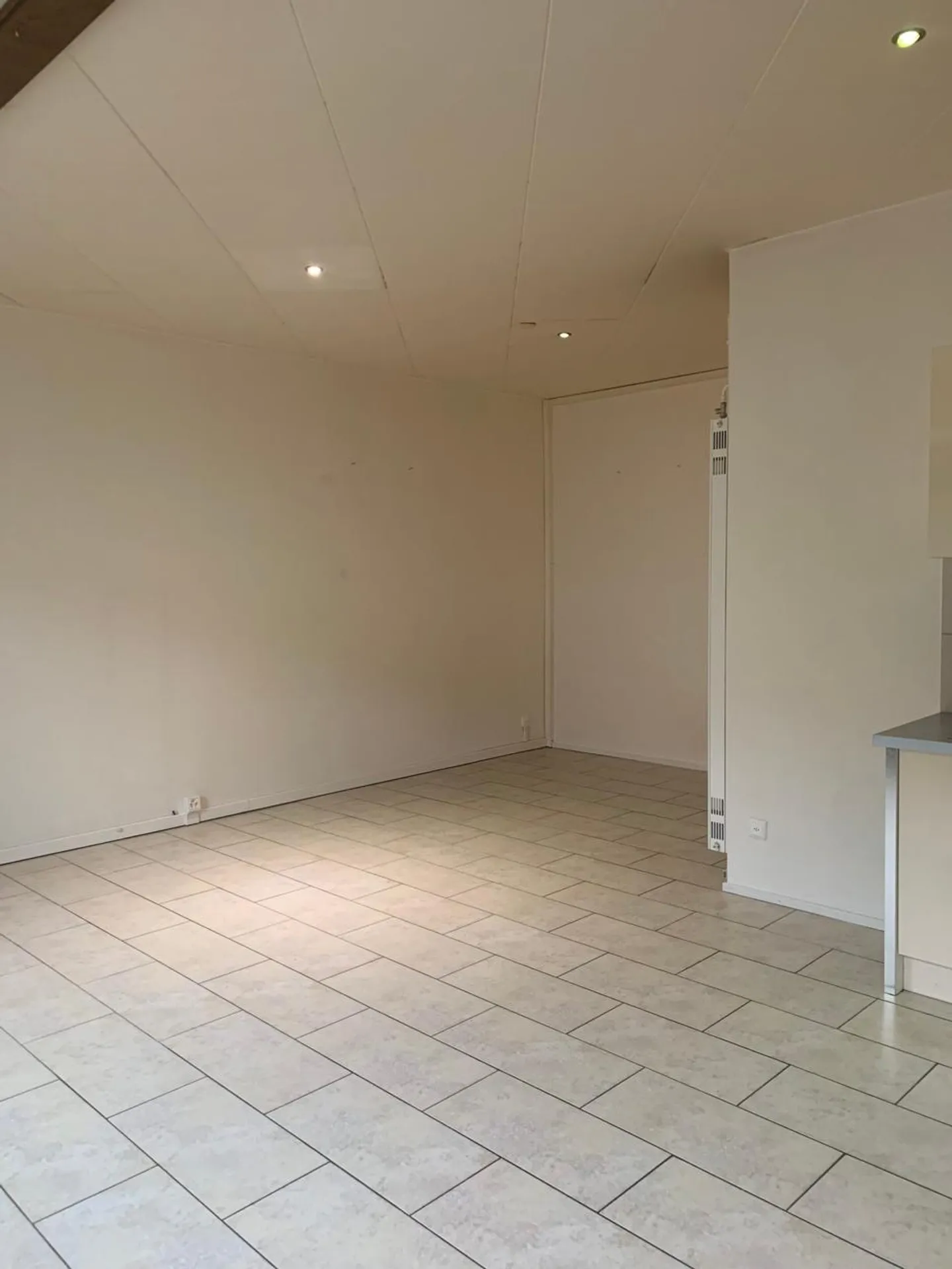 Primo mese di affitto offerto! Appartamento di 3 stanze situato al piano terra - Foto 4 di 10